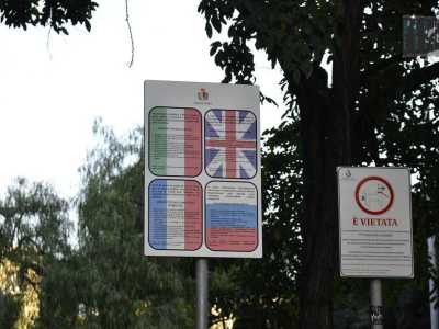 L'altro cartello identico che si trova dalla parte della piazza che si affaccia su via Crisanzio 